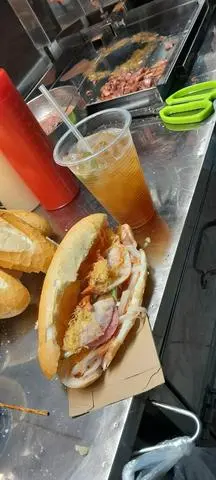 Hình ảnh hai bánh mì truyền thống thịt nướng hai ly trà tắc hoặc trà bí đao hạt é 