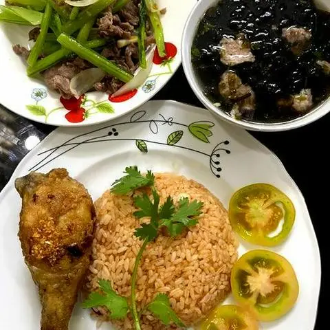 Hình ảnh Cơm trộn gà tắm mắm tỏi canh rong biển