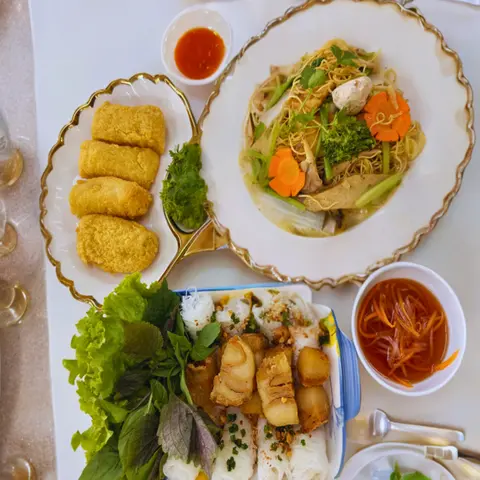 Hình ảnh combo phú quý chả giò trái cây + mì xào 