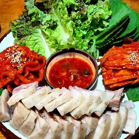 Hình ảnh 보쌈 .Thịt ba chỉ hầm kiểu Hàn Quốc vừa +cơm +rau +món ăn phụ
