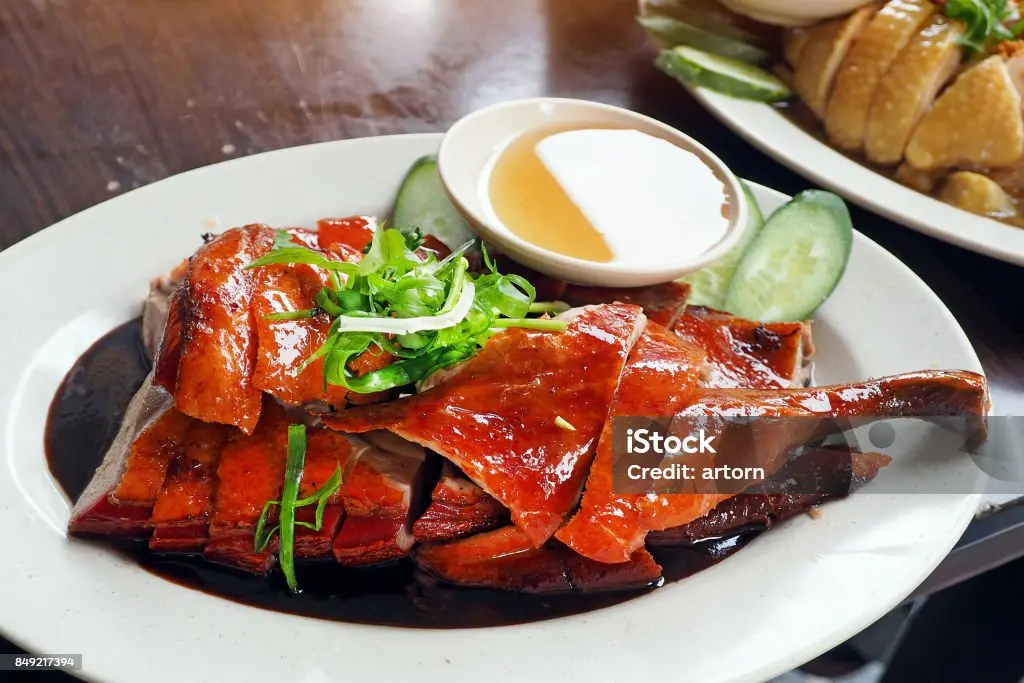 Hình ảnh Vịt quay sốt tiêu đen da giòn 1/2 con