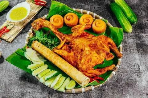 Hình ảnh combo gà nướng mắm nhĩ + 1 cơm lam + 4 bánh bao 