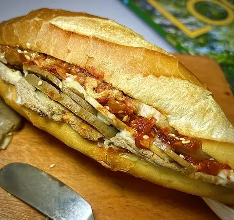 Hình ảnh Bánh Mì Trứng & Chả Bò+ Pate Bơ