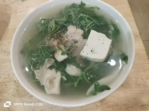Hình ảnh Canh xà lách xoong nấm chay