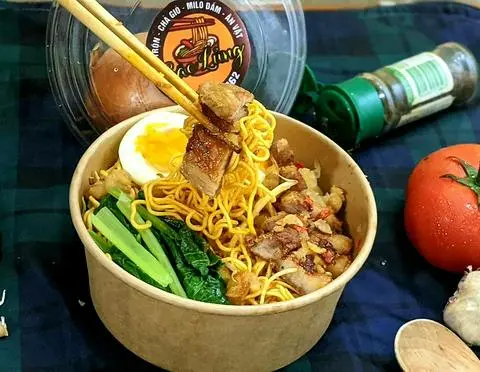 Hình ảnh MBR Mì trộn thịt ba rọi chiên giòn - Soup trứng lòng đào củ cải