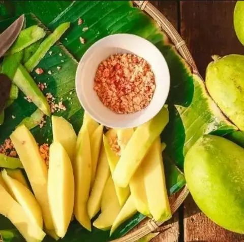 Hình ảnh xoài chấm muối tôm hộp nhỏ