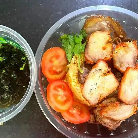 Hình ảnh Cơm trộn xá xíu canh rong biển