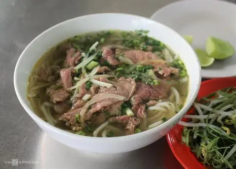 Hình ảnh Bún Bò Tái + Dụng Cụ Ăn Uống