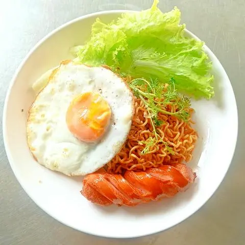 Hình ảnh Mì trộn xúc xích Đức - trứng ốp la
