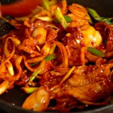 Hình ảnh 제육볶음 . Thịt heo xào cay - nhỏ +cơm +món ăn phụ