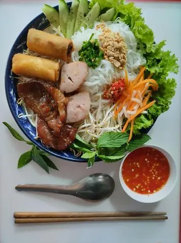 Hình ảnh bún thịt nướng và nem