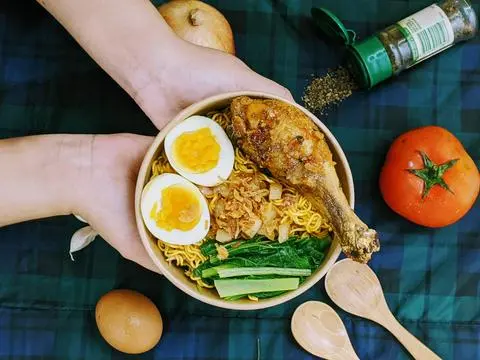 Hình ảnh MĐG Mì trộn đùi gà chiên giòn - trứng lòng đào - soup