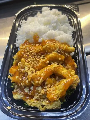Hình ảnh Cơm Sụn Gà Xốt Mắm Tỏi+Coca M