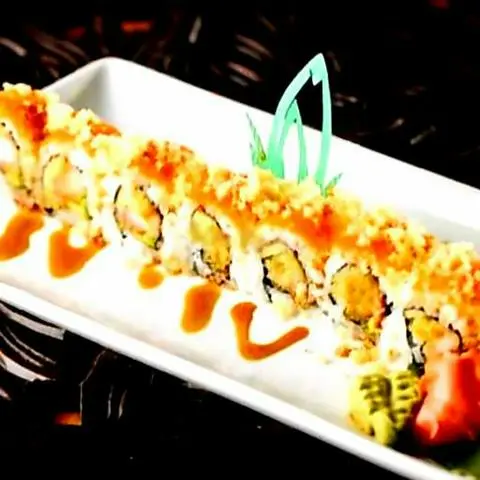 Hình ảnh Crunchy Roll - Phủ Cá Hồi Sốt Cay Topping Bột Tempura