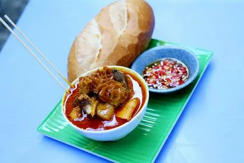 Hình ảnh phá lấu phần lớn + bánh mì 