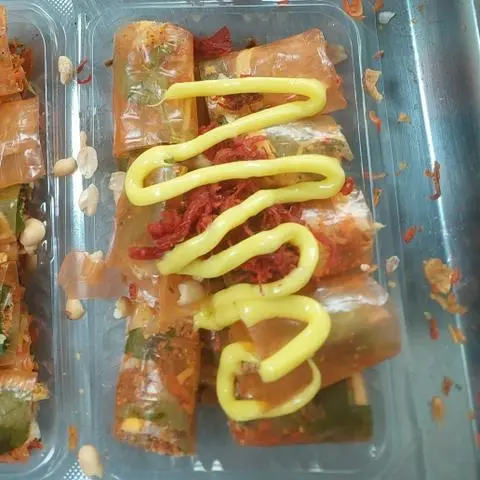 Hình ảnh bánh tráng cuốn kèm sốt me