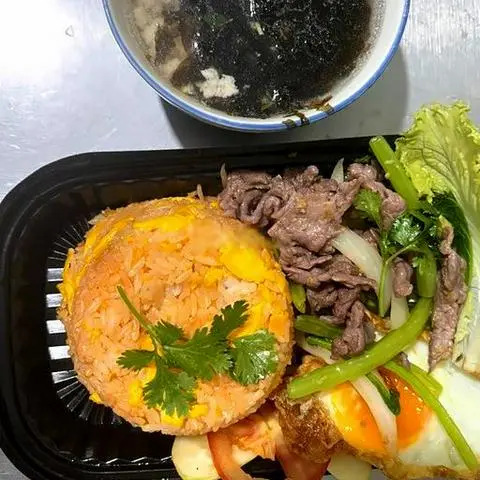 Hình ảnh Cơm trộn trứng áp chảo bò xào - canh rong biển