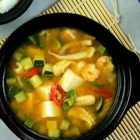 Hình ảnh 해물 된장 . súp đậu tương nấu Hải sản+cơm +món ăn phụ