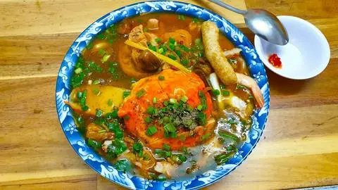 Hình ảnh Banh canh chả cua trứng cút