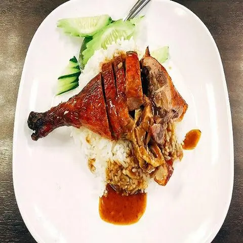 Hình ảnh Cơm vịt quay ôm cải chua