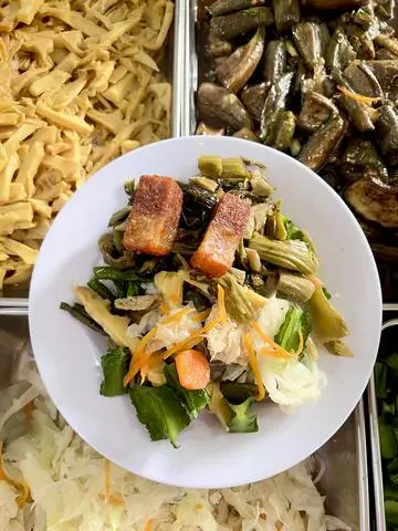 Hình ảnh cơm chay heo quay kho cải chua 