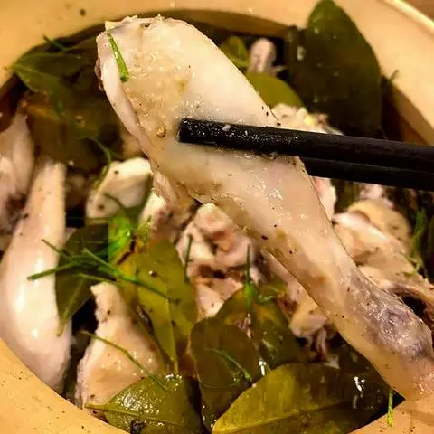 Hình ảnh Gà ta hấp lá chanh - nửa con