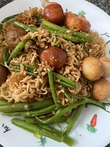 Hình ảnh Mì xào cá viên chiên nước mắm nhỏ 