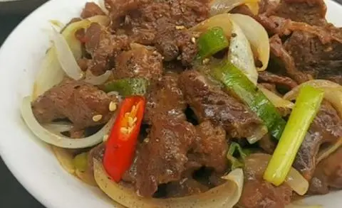 Hình ảnh Cơm Thịt Bò Xào Củ Hành + Canh Rong Biển