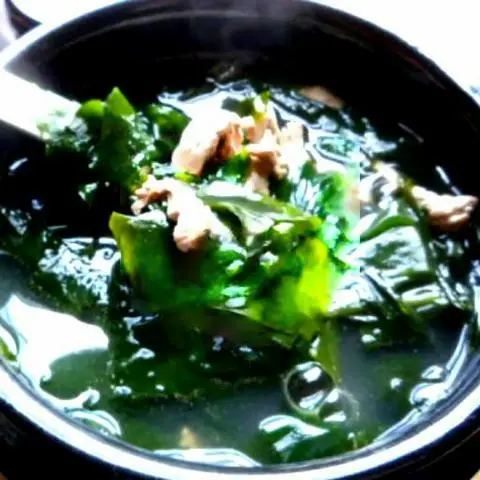 Hình ảnh 소고기 미역국 . Súp rong biển nấu thịt bò +cơm+món ăn phụ