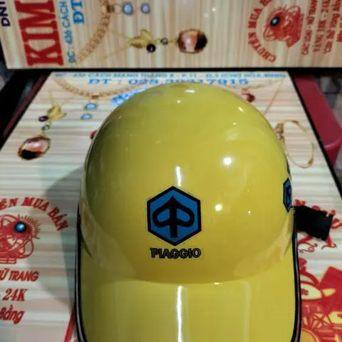 Hình ảnh nón bảo hiểm Piaggio vàng 