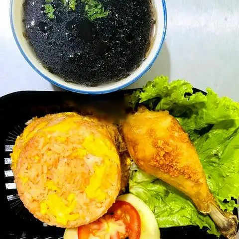 Hình ảnh Cơm trộn trứng áp chảo gà tắm mắm tỏi