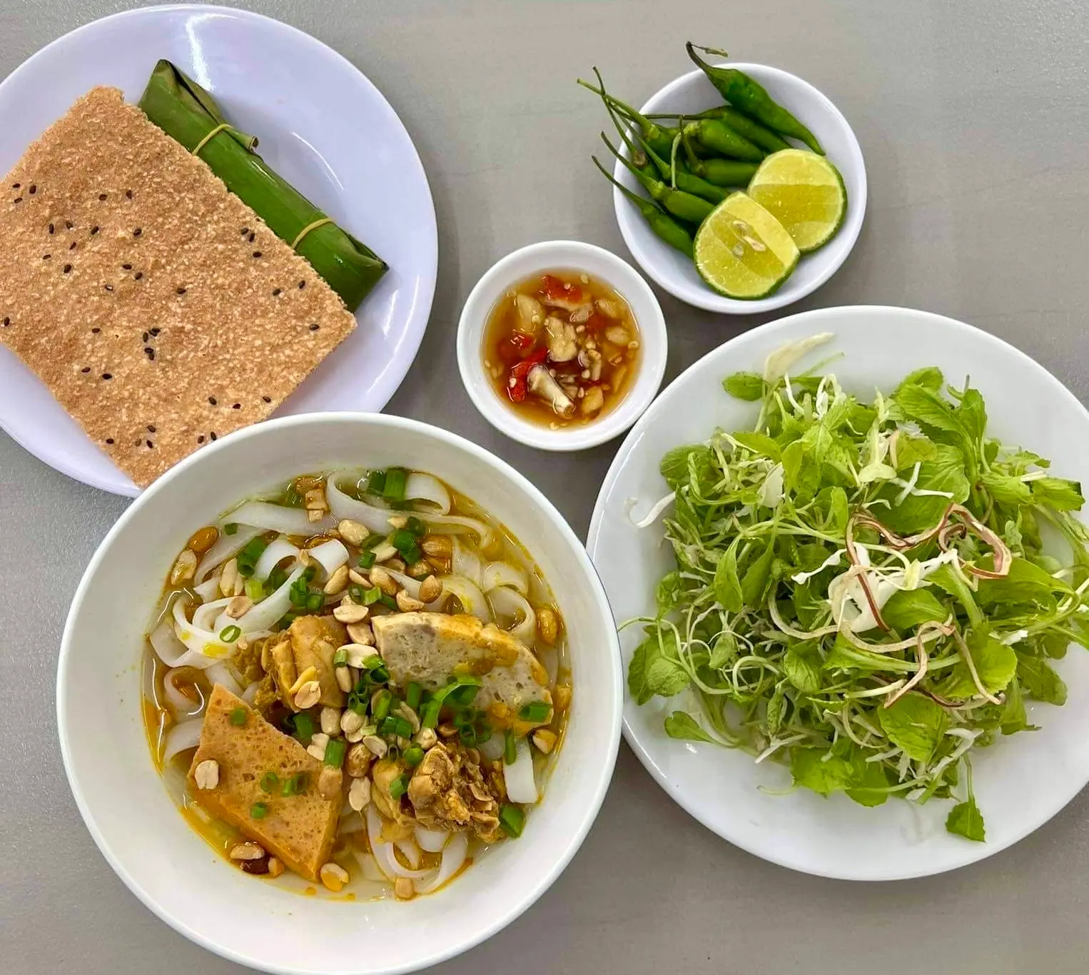 Hình ảnh Mì quảng gà - chả cua tôm