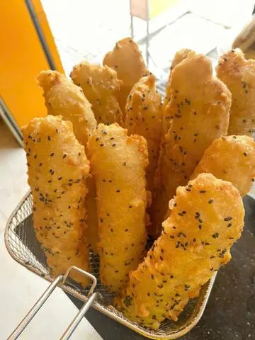 Hình ảnh Chuối chiên mè đen phô mai