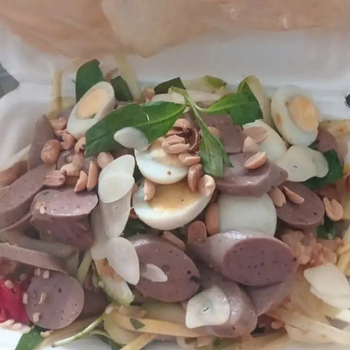 Hình ảnh Tré Trộn Chả bò Trứng cút+bánh phồng tôm phần lớn 