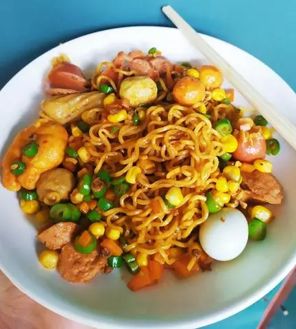 Hình ảnh Mì xào bò viên chiên