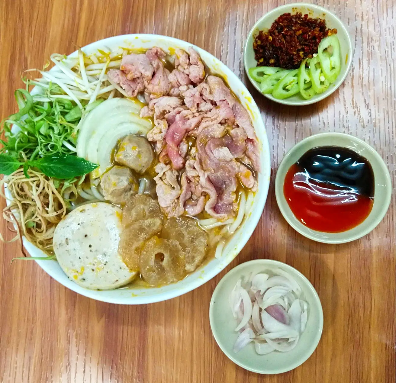 Hình ảnh Bún Bò Tái + Gân,Bò Viên,Chả