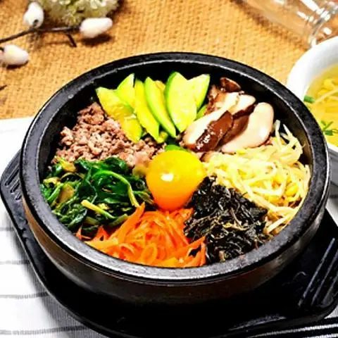 Hình ảnh 돌솥비빔밥. Cơm trộn nóng+món ăn phụ
