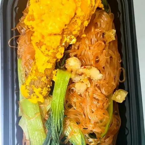 Hình ảnh Miến trộn gà sốt trứng muối canh lòng đào