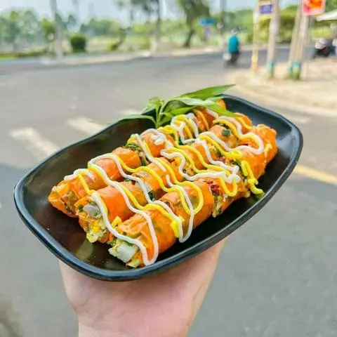 Hình ảnh Bánh tráng cuốn tóp mỡ chấm sốt bơ me
