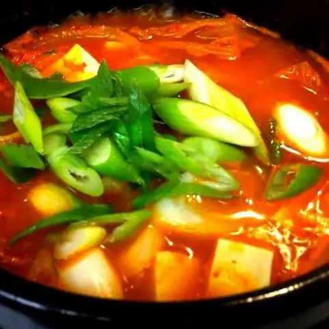 Hình ảnh 김치찌개 .Súp kim chi nấu thịt bò +cơm +món ăn phụ
