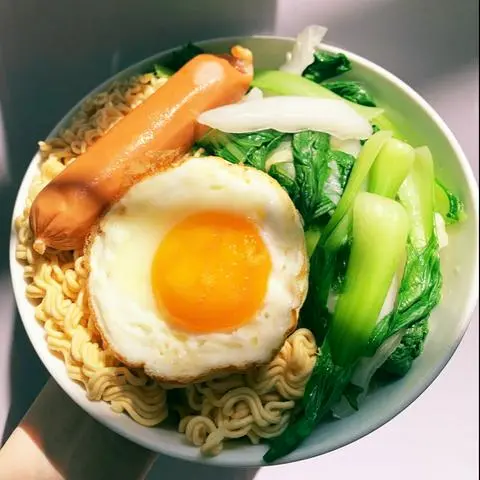 Hình ảnh Mì xào xúc xích trứng