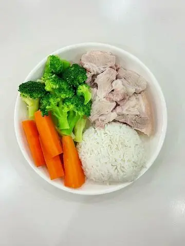 Hình ảnh Thịt heo luộc - suplơ - cà rốt - cơm trắng