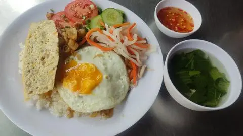 Hình ảnh Cơm ốp la chả