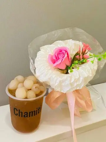 Hình ảnh Bó hoa và trà long nhãn tươi size M 