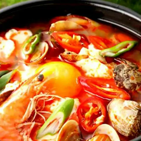 Hình ảnh 해물순두부 . Súp đậu hủ non nấu hải sản +cơm +món ăn phụ
