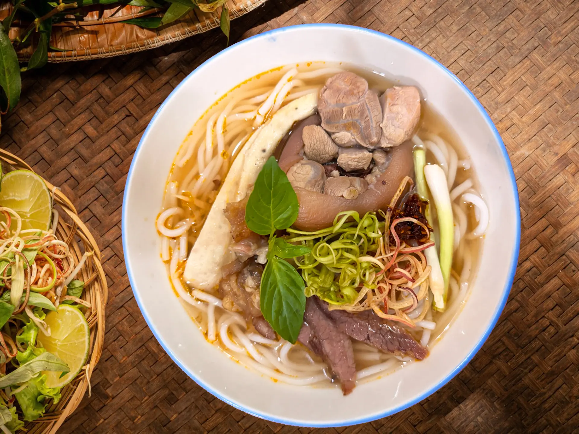 Hình ảnh Bún bò đặc biệt (xương hoặc giò heo)
