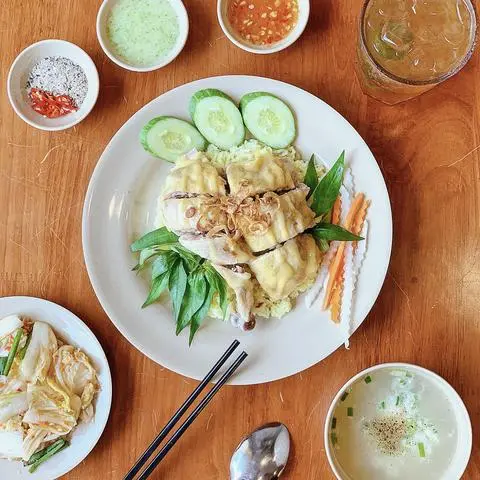 Hình ảnh Cơm gà ta luộc góc tư