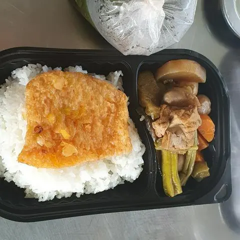 Hình ảnh cơm sườn rim miếng, rau luộc ( xào) và canh