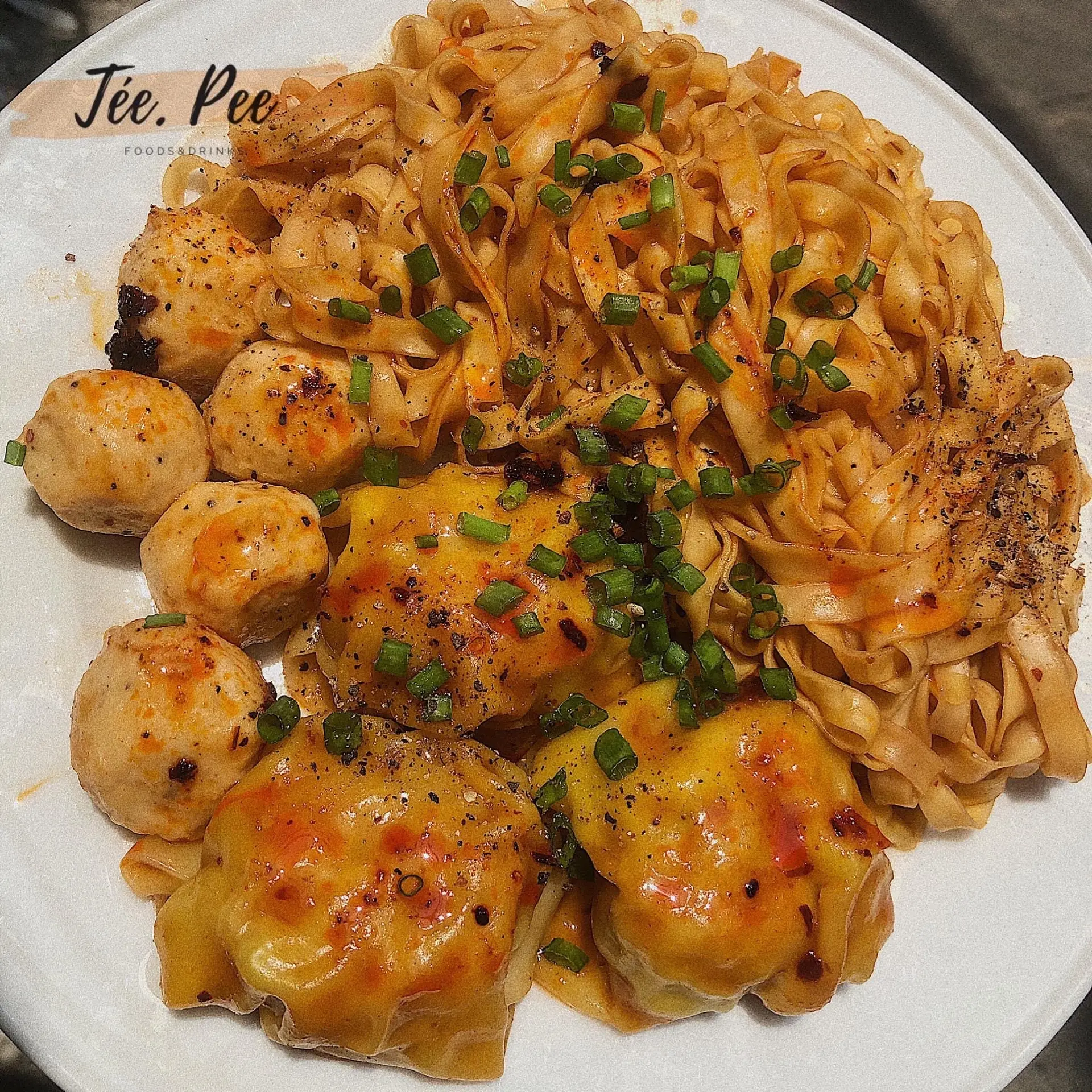 Hình ảnh Mì Trứng hoành thánh cá viên trộn/ 鸡蛋面拌馄饨鱼丸