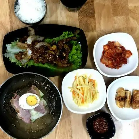 Hình ảnh Sét 1 .combo. 돼지갈비 . 물냉면 mì lạnh Hàn Quốc +sườn heo ướp nướng +món ăn phụ+rau+cơm